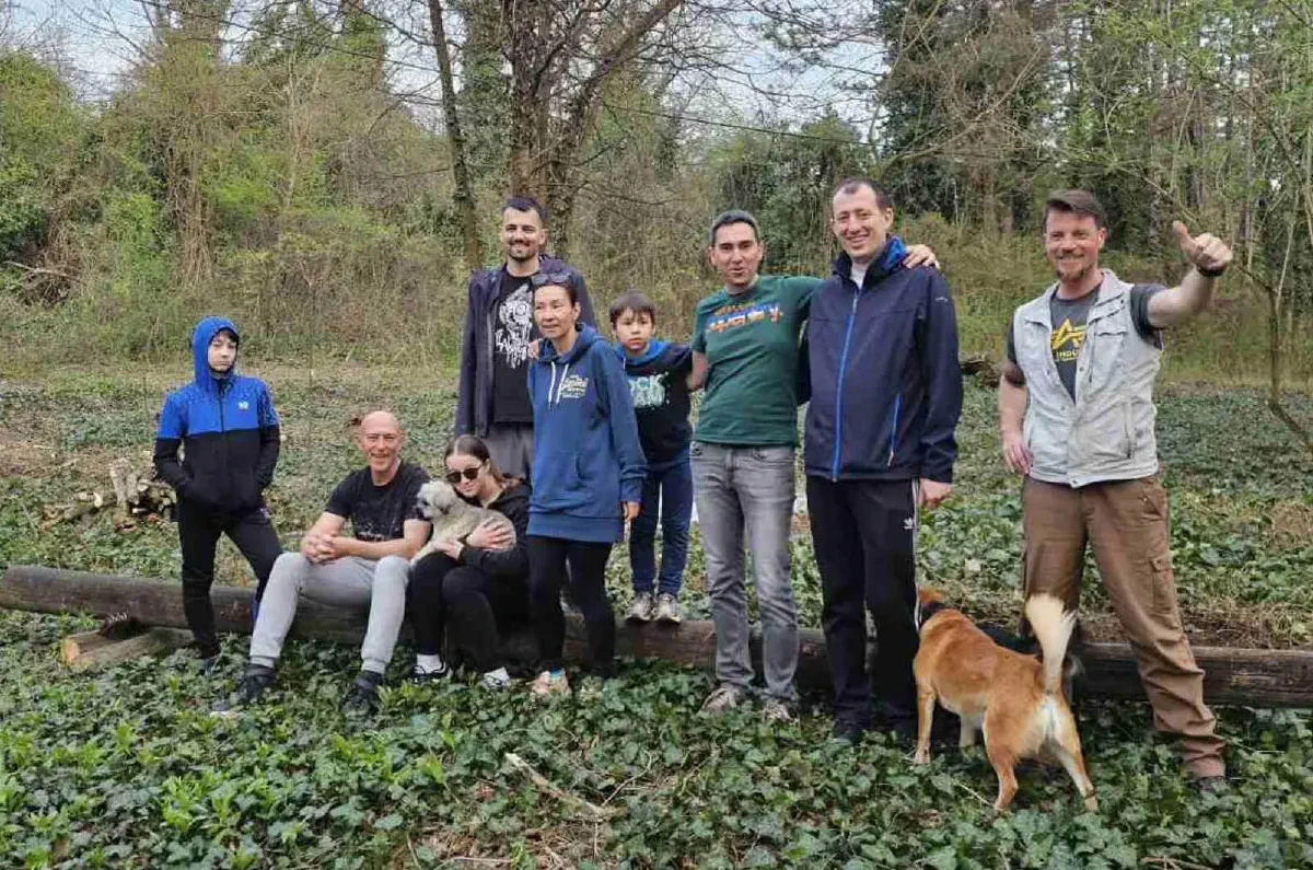 ljudi zajedno provode vreme u prirodi na akciji Forests Digital