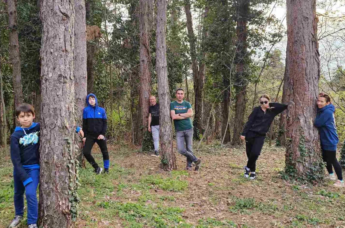 ljudi zajedno provode vreme u prirodi na akciji Forests Digital